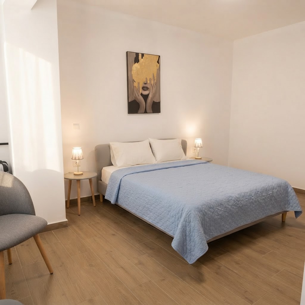 Bedroom with double bed & bedside lamps