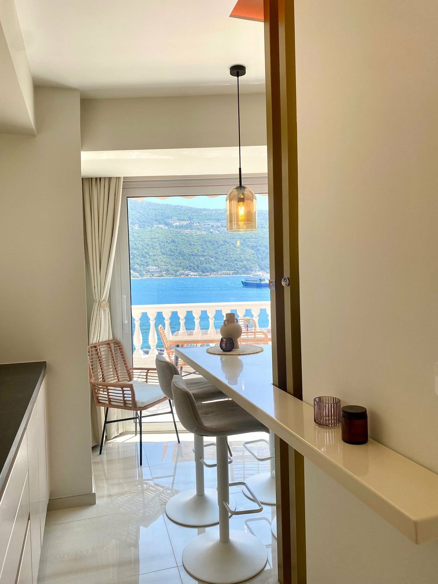 Breakfast bar with harbor view