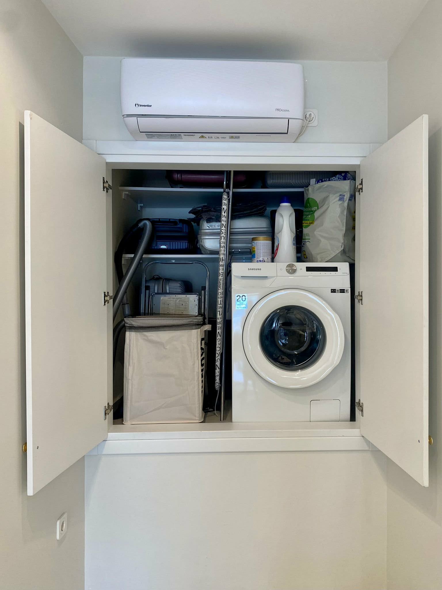 Laundry closet with washing machine