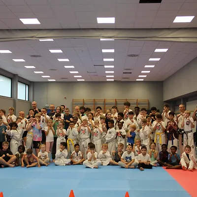 Foto's van Full Team bij WonHyo in Aalst
