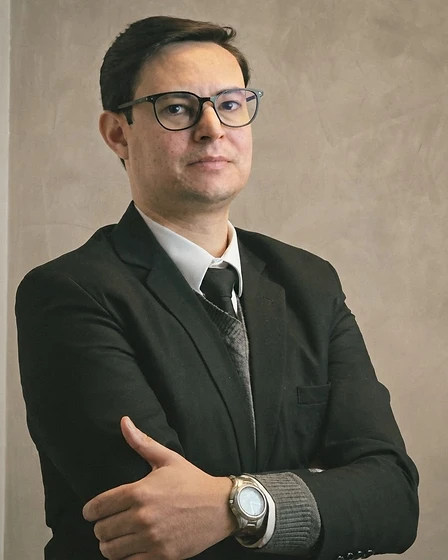 Rafael Eloy dos Santos Leal, advogado, em seu escritório