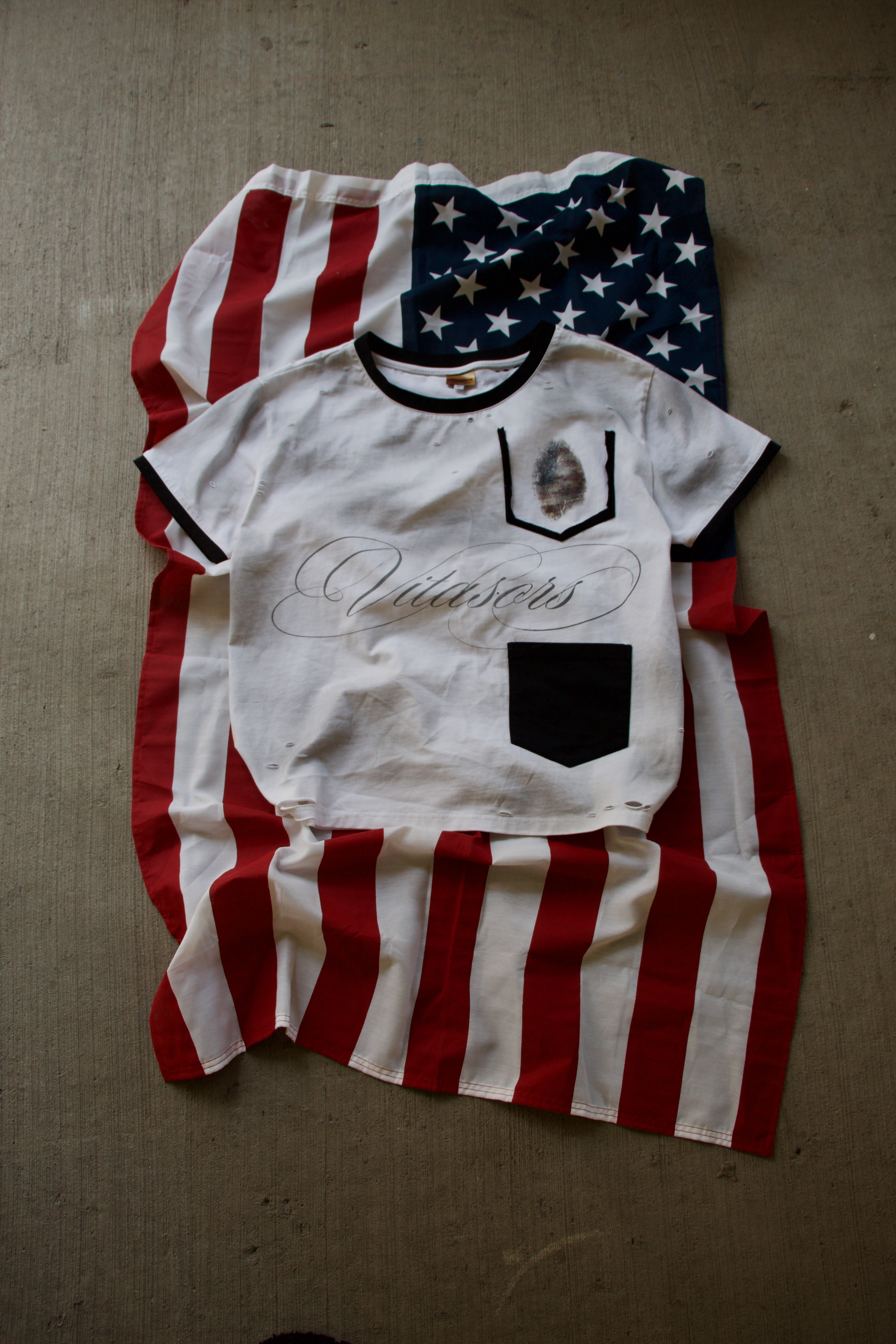 Vitasors fingerprint flag tee flat lay