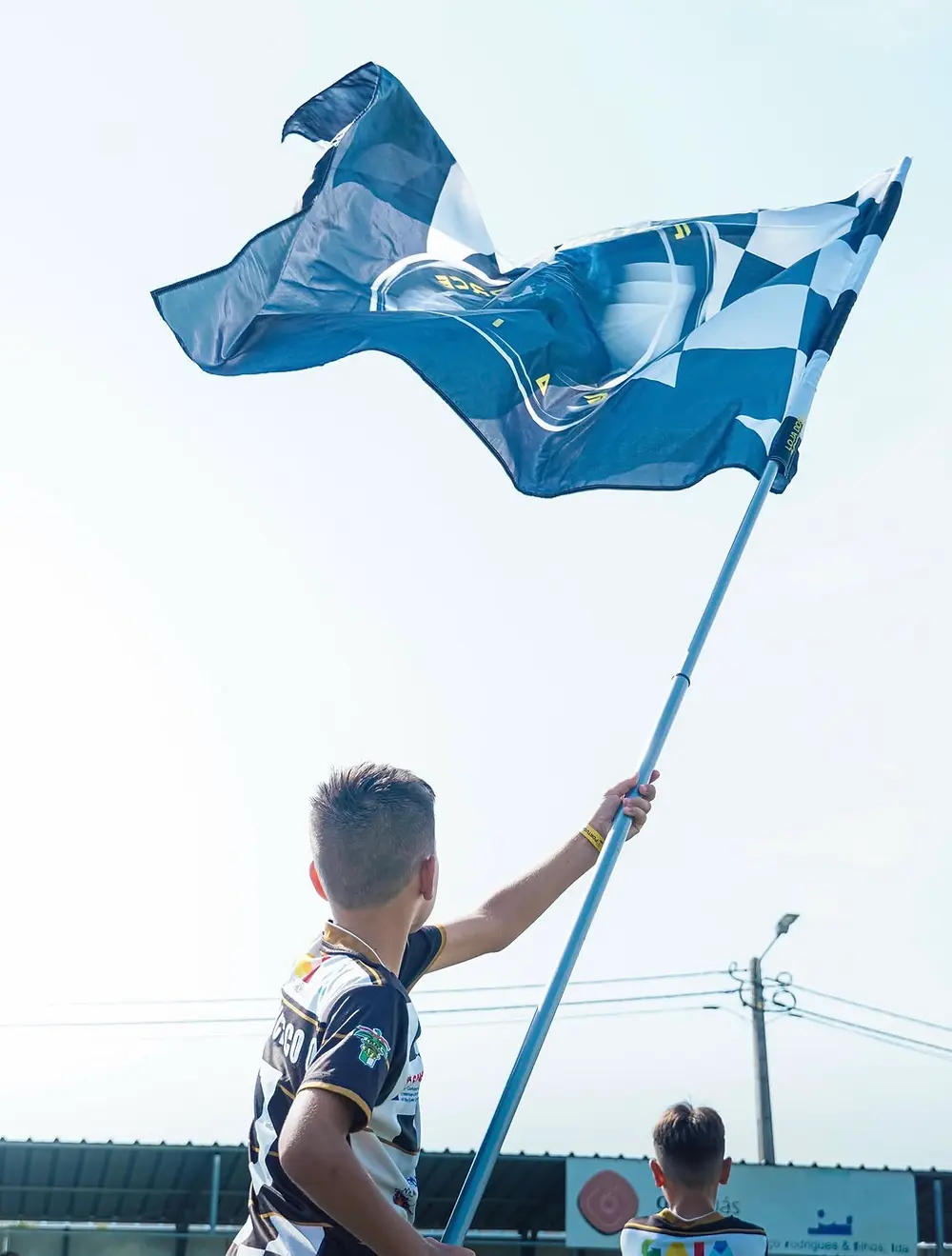 Atleta a agitar a bandeira do Panther Force contra o céu