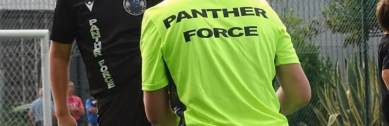 Treinador do Panther Force a falar com um jovem atleta no relvado