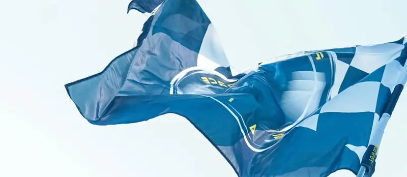 Bandeira do Panther Force com o emblema do clube, a ondular ao vento
