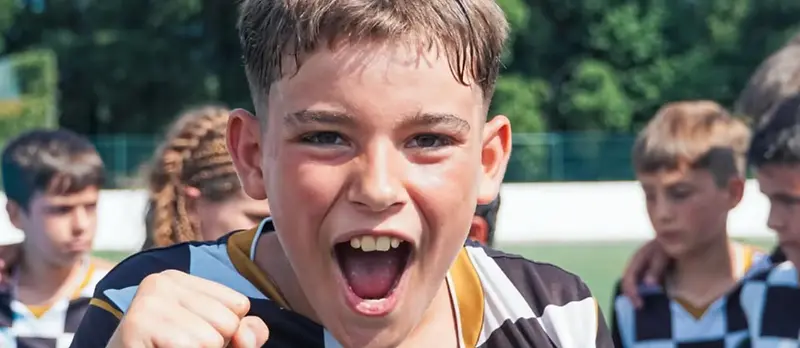 Jovem atleta do Panther Force a festejar em campo