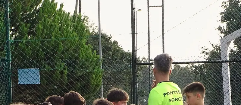 Treinador do Panther Force a orientar um treino com os atletas