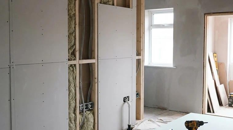 Dry lining installation on stud walls in a property extension