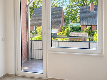 Fenster-Tür-Element mit Balkonblick