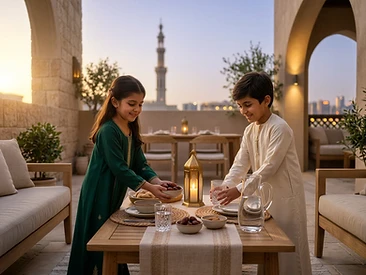 أطفال يشاركون في أجواء رمضانية مع الفوانيس
