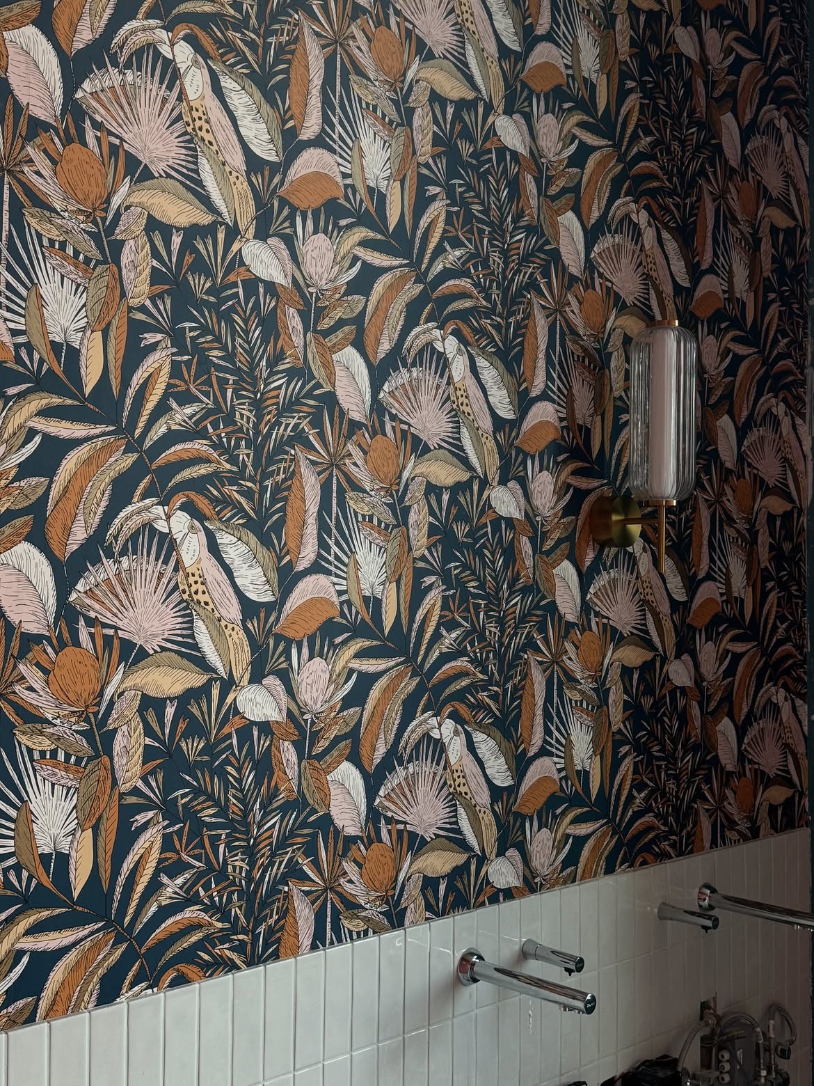 Badkamer — botanisch behang en wit tegelwerk