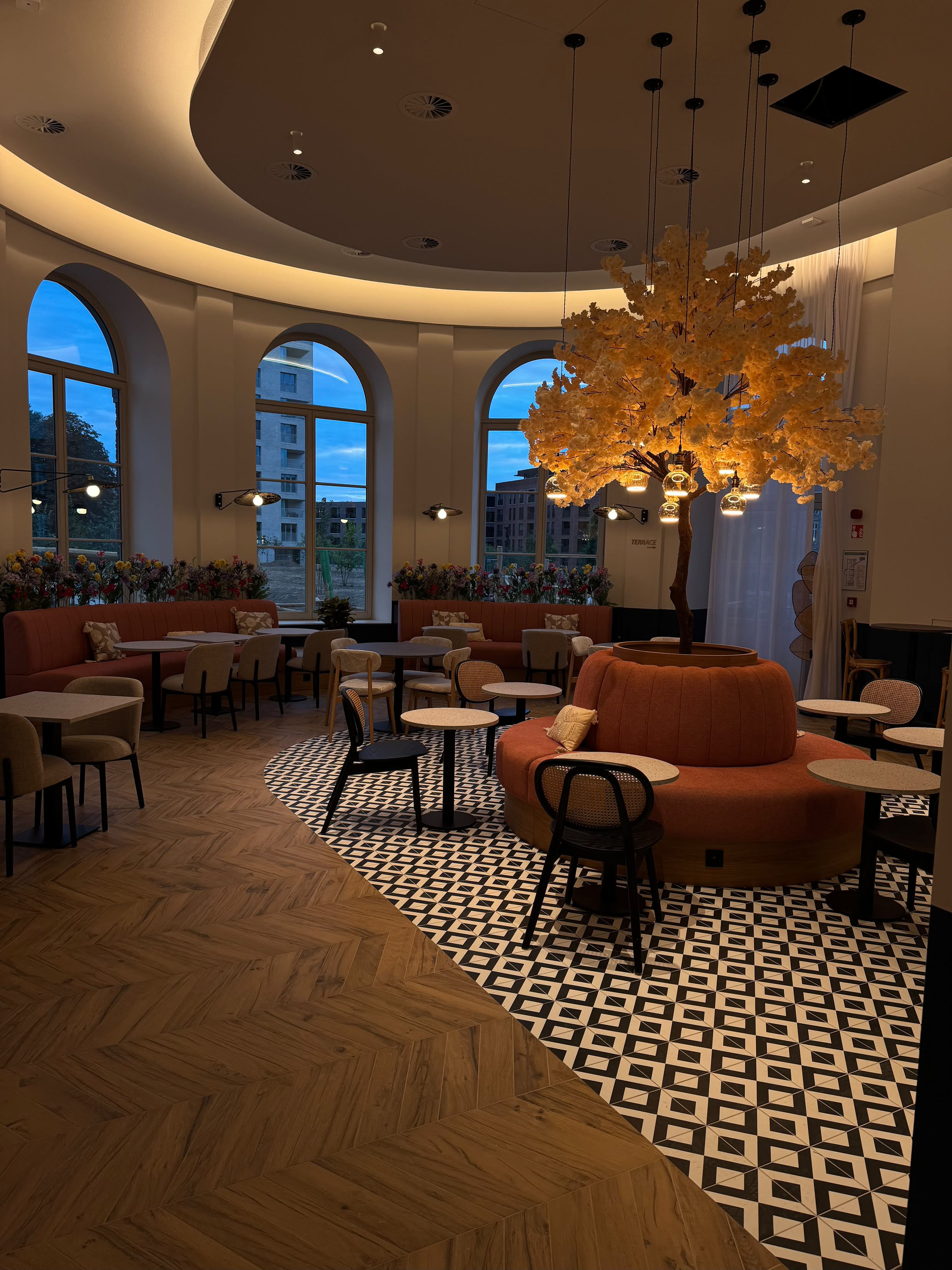 Ronde lobby met centrale boom en zitbank