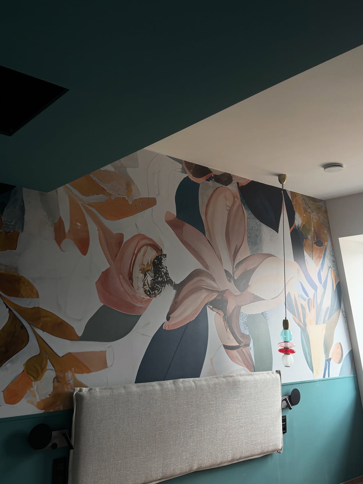Hotelkamer — bloembehang en teal accentwand