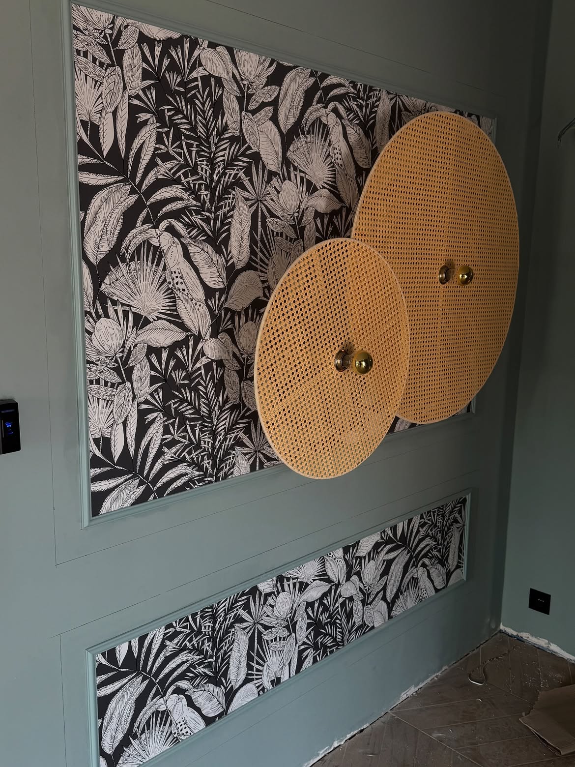 Rotan wanddecoratie op botanisch behang