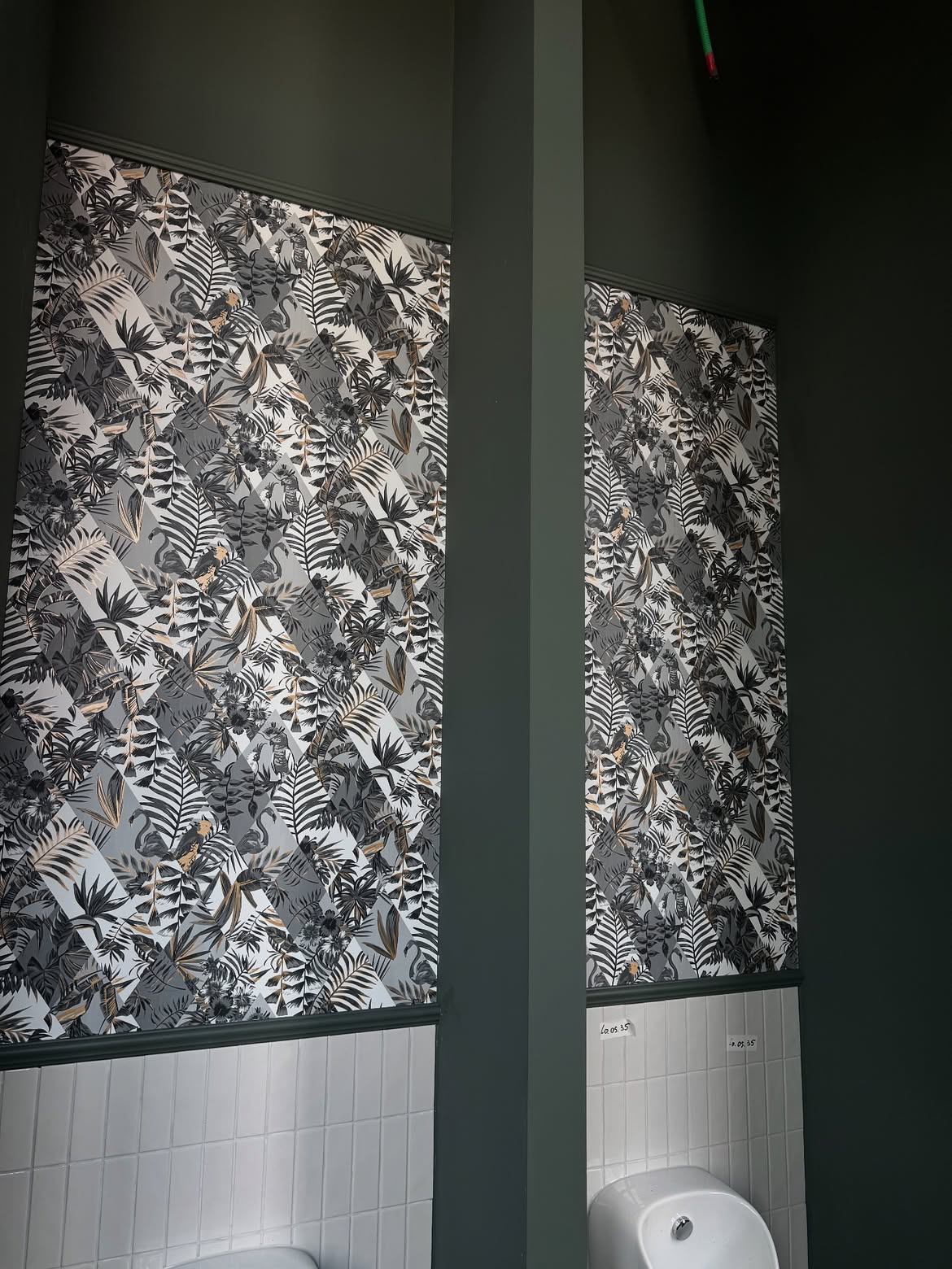 Toilet — monochroom botanisch behang