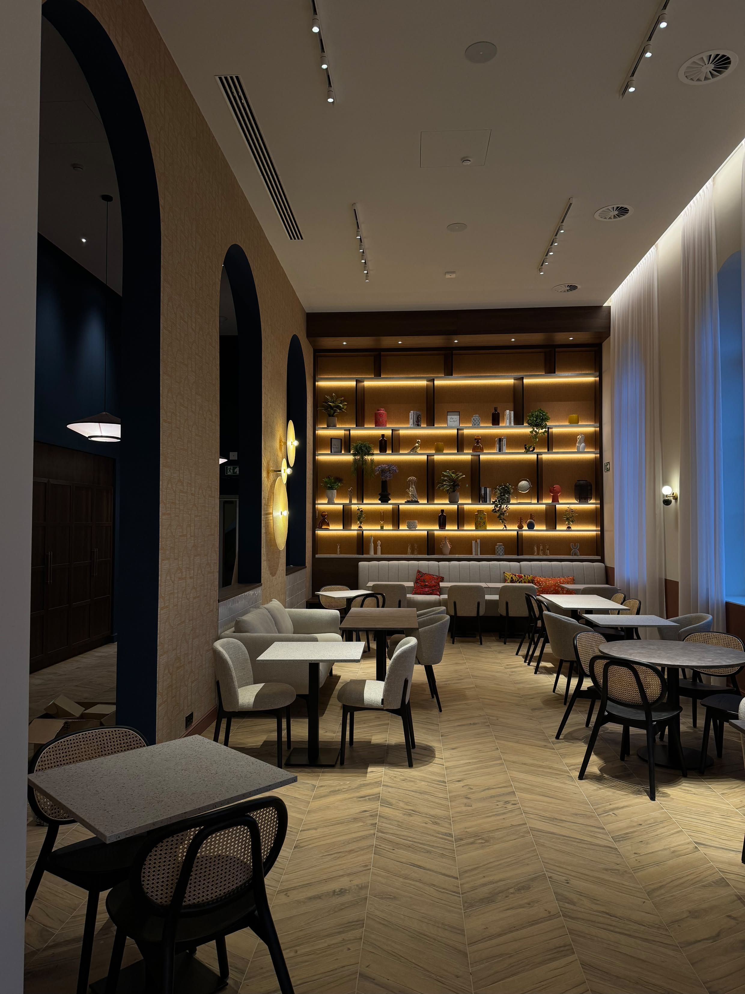 Restaurant met achterwand verlichte kastenwand