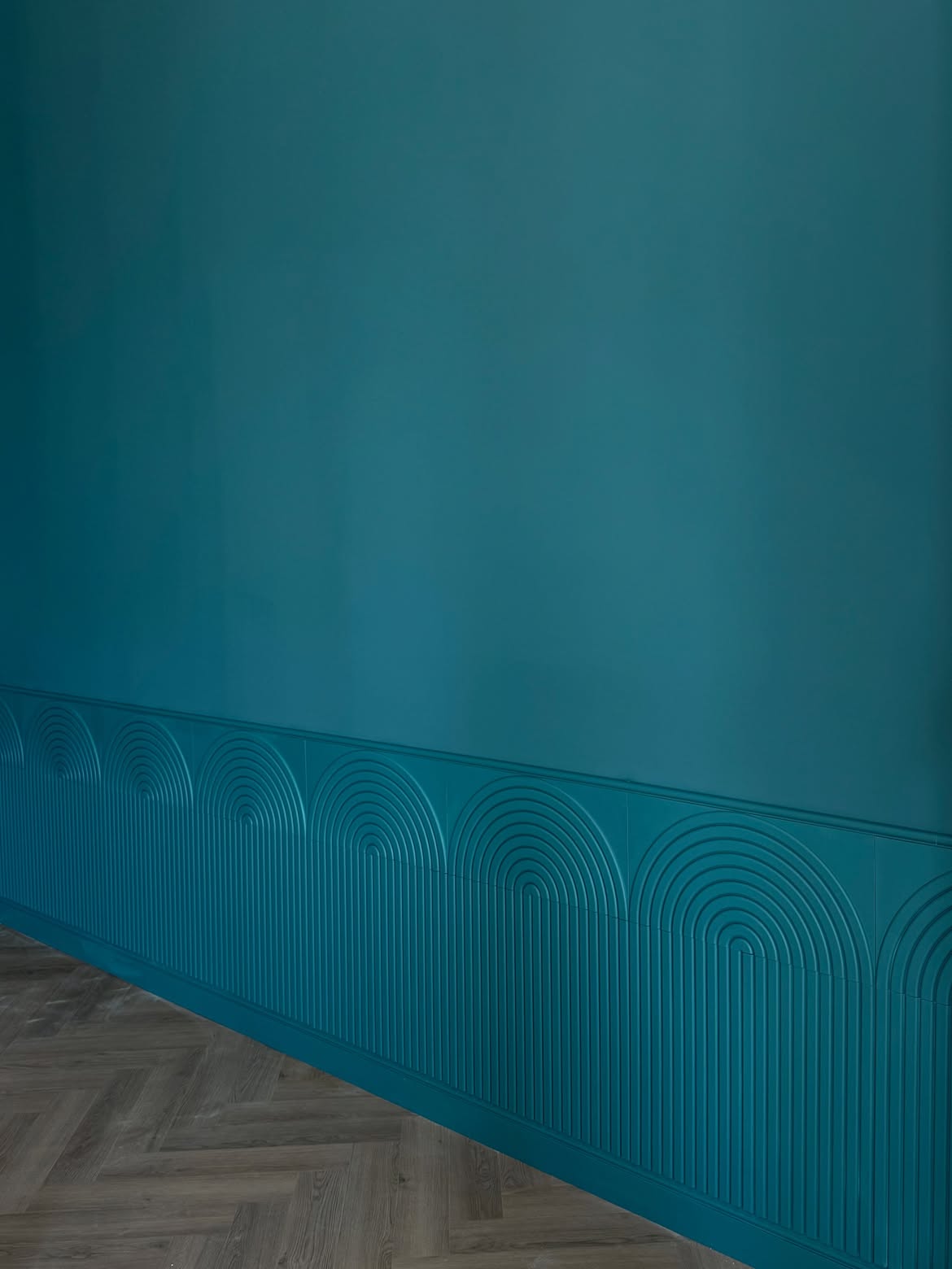 Teal accentwand met geprofileerd paneel