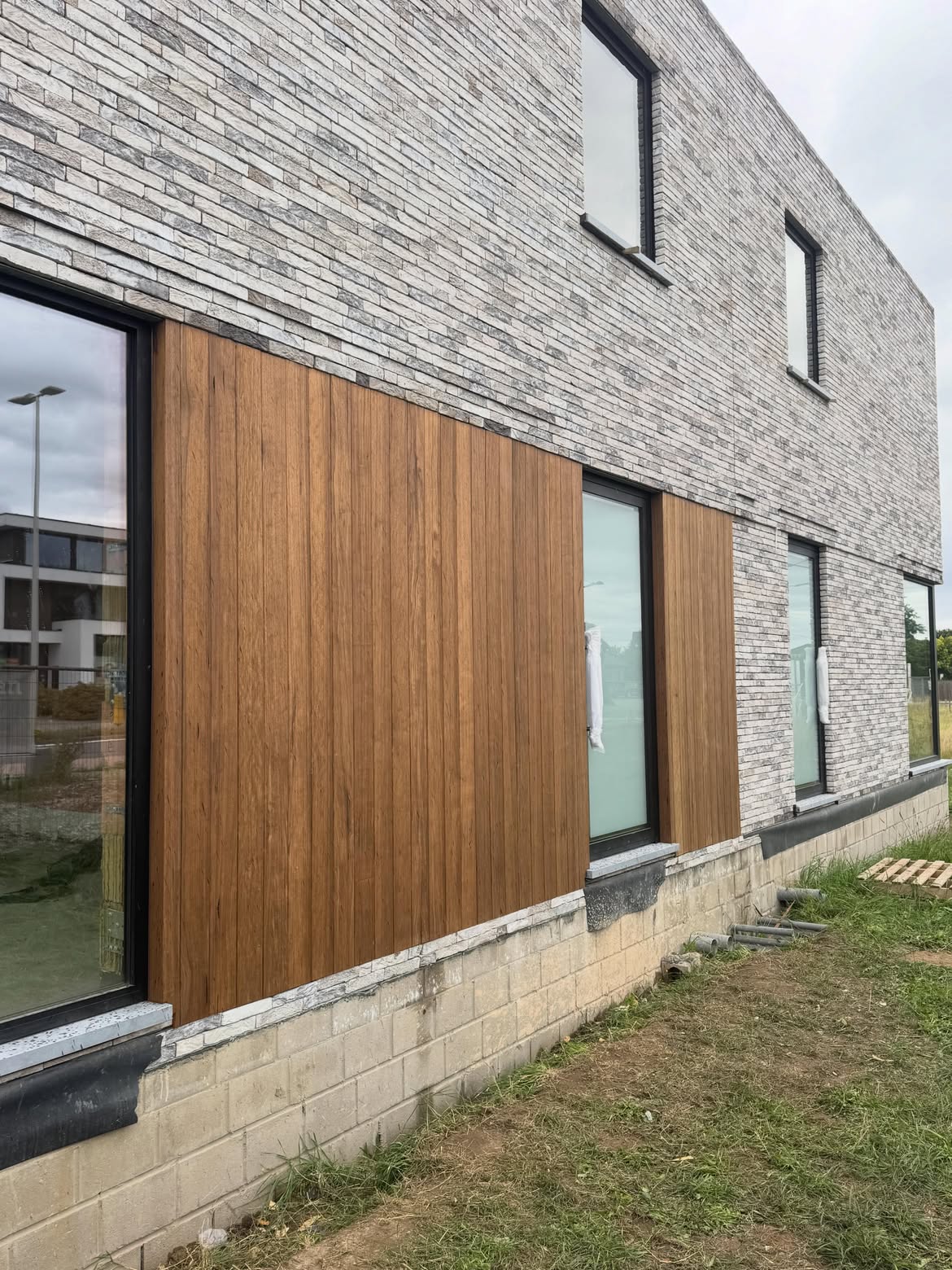 Modern thermowood gevel — Nieuwekerken
