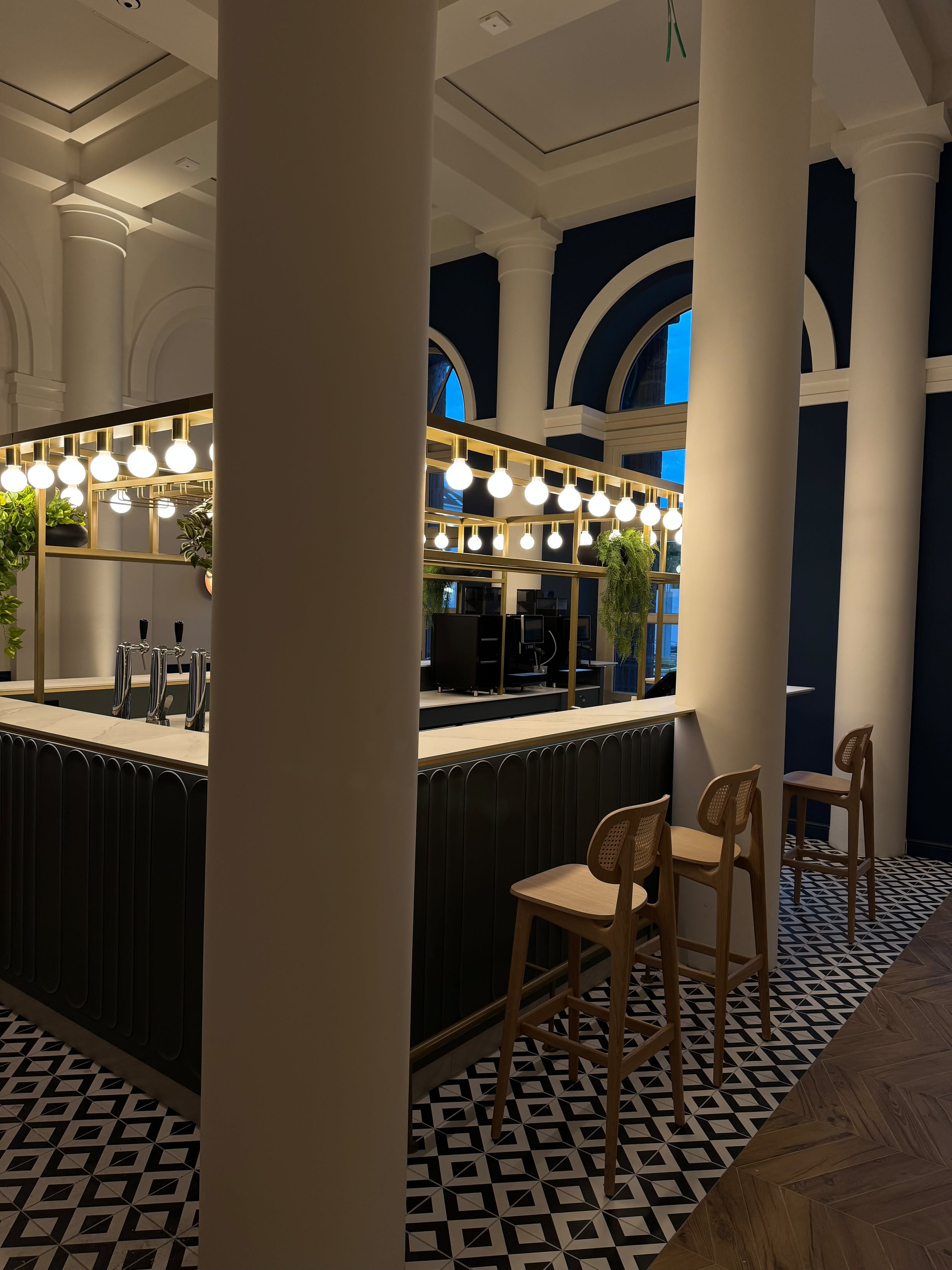 Bar met messing lichtconstructie en marmeren blad