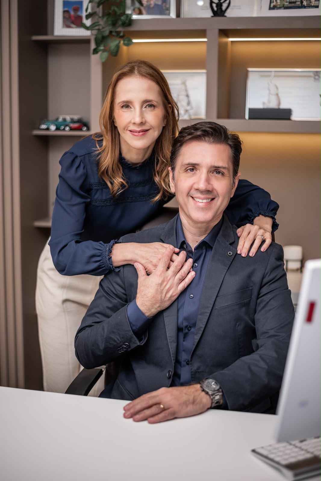Dra. Graziela Milanello, do Casal Geriatra, sorrindo em consultório