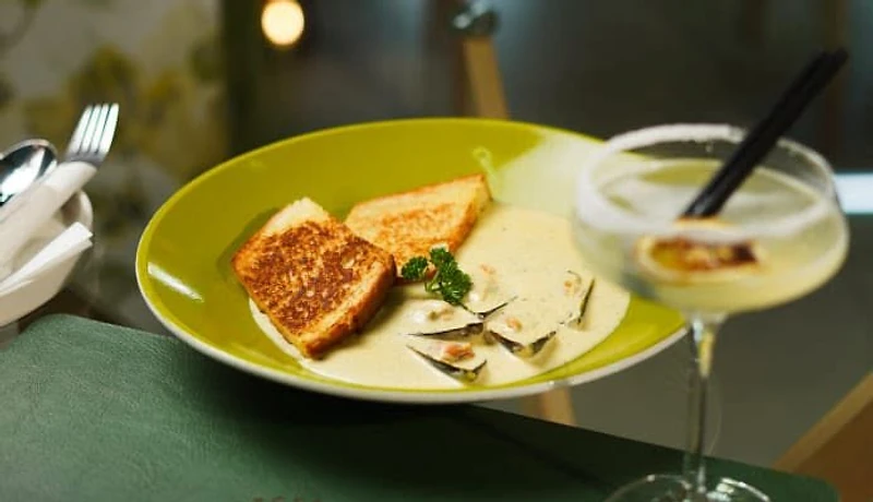 A Deelectable plate and cocktail