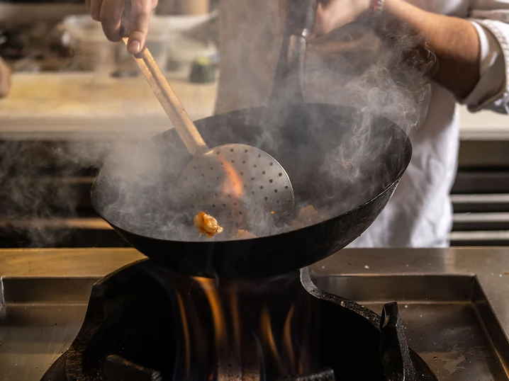 Chef cocinando al wok en NoName Bar
