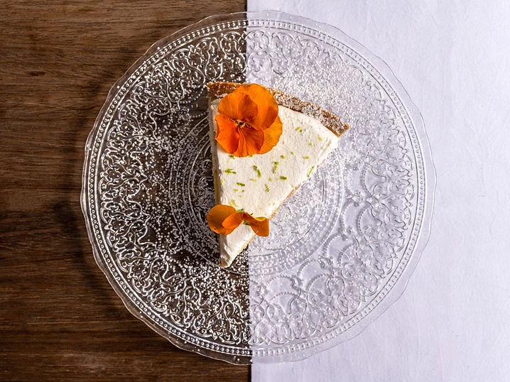 Postre con flores de NoName Bar