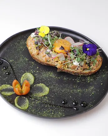 Tostadas de masa madre con aguacate en Norah Madrid
