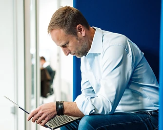 Stefan Meyer-Spickenagel arbeitet konzentriert am Laptop