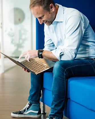 Stefan Meyer-Spickenagel bei der Arbeit am Laptop