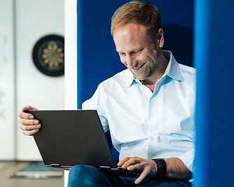 Stefan Meyer-Spickenagel bei der Arbeit am Laptop
