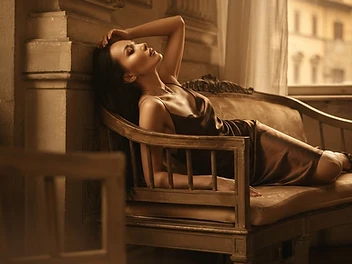 Sensual portrait in chiaroscuro, golden light, boudoir mood