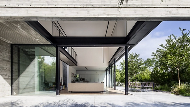 Vitrocsa V56 sliding doors installed in a minimal-frame opening