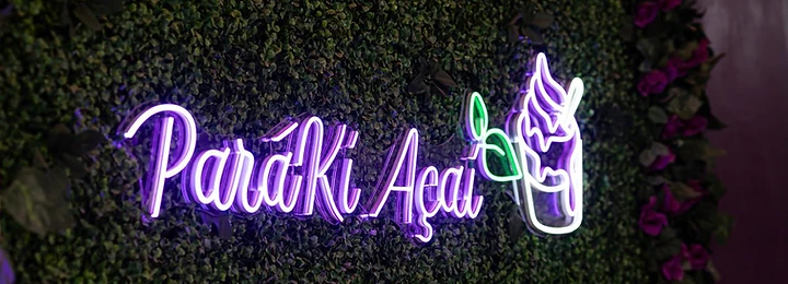 Fachada da loja Paráki Açaí com letreiro neon