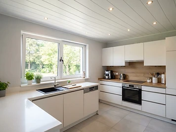 Cocina con cielo raso de paneles de PVC blanco y ventana de uPVC