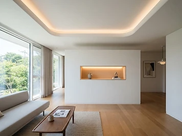 Interior con cielo raso de gypsum, cenefa iluminada y nicho en pared