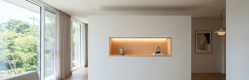 Interior con cielo raso de gypsum, cenefa iluminada y nicho en pared