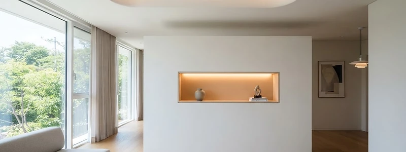 Interior con cielo raso de gypsum, cenefa iluminada y nicho en pared