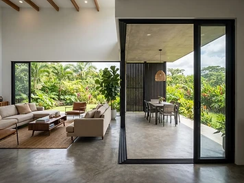 Puerta corrediza de vidrio y aluminio abierta hacia una terraza
