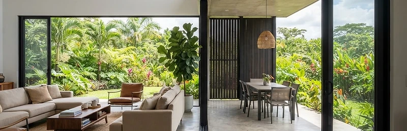 Puerta corrediza de vidrio y aluminio abierta hacia una terraza