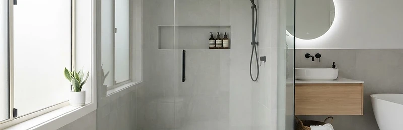 Mampara de baño en vidrio templado sin marco con herraje negro