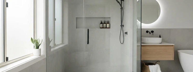 Mampara de baño en vidrio templado sin marco con herraje negro