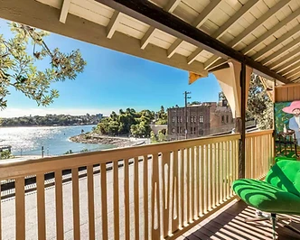 Waterfront Retreat (Private Rooftop)