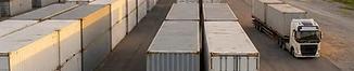 Pátio com containers modulares e caminhão para entrega em Campinas