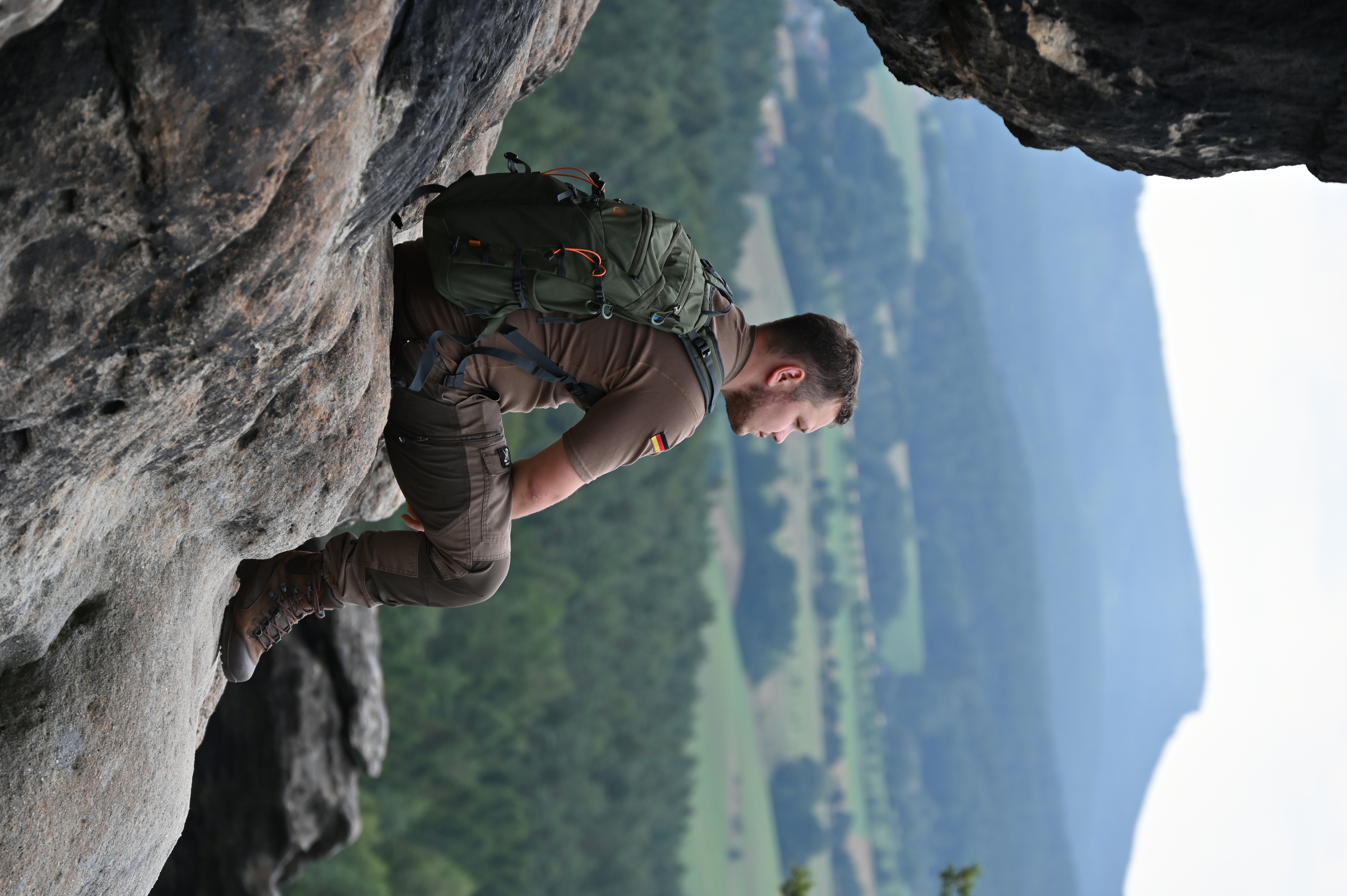 Tom in einer Felslandschaft