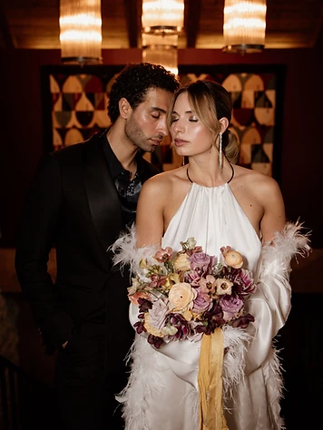 Couple debout avec bouquet — Reflection of Love