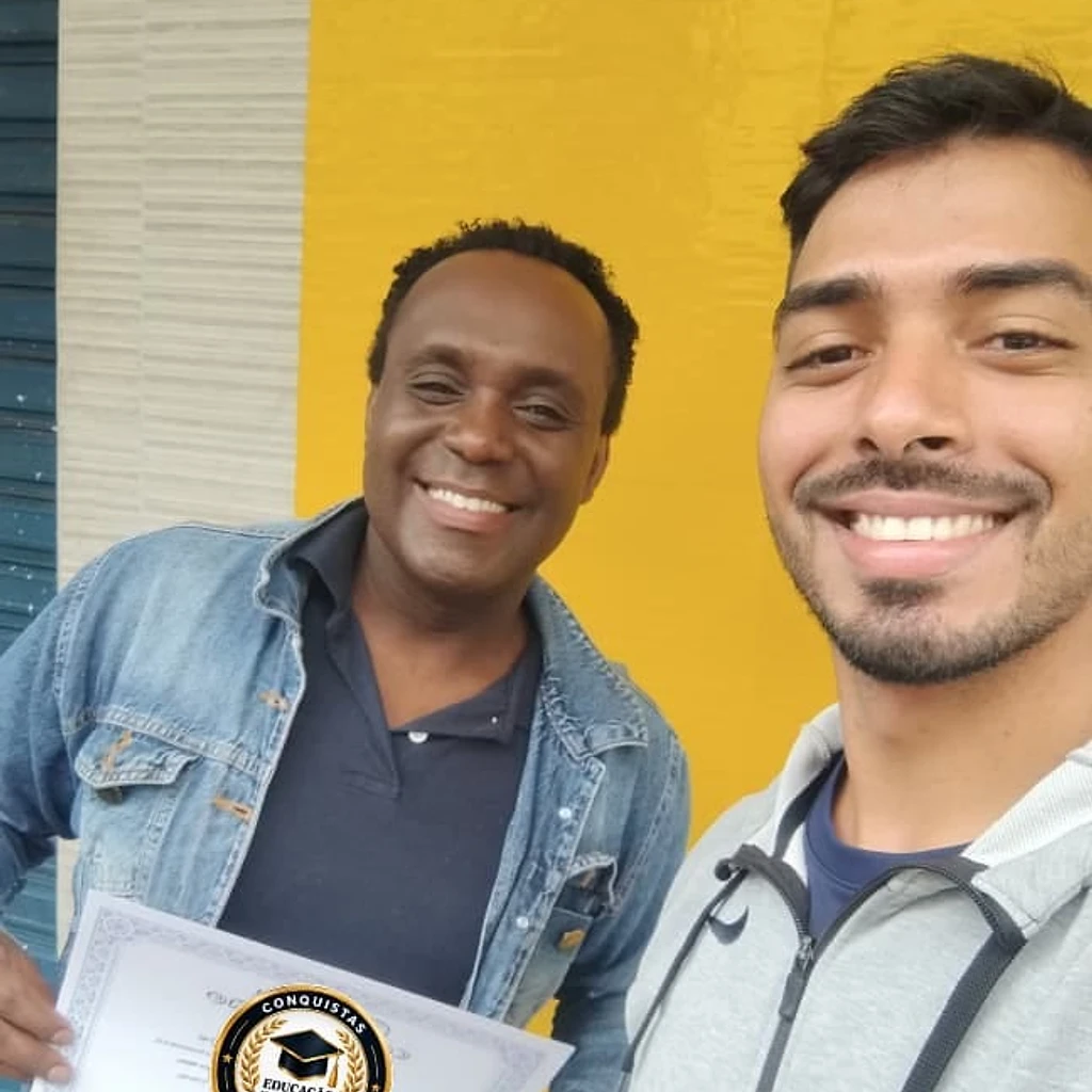 Aluno com o certificado de conclusão dos estudos