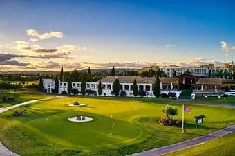 Putting Green bei Sonnenuntergang
