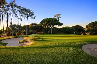 Golfplatz im goldenen Licht