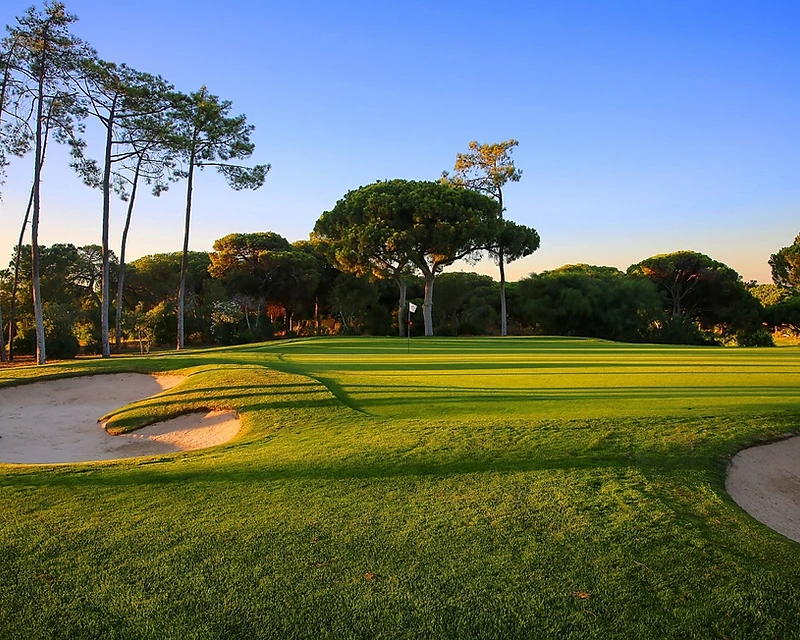 Golfplatz im Morgennebel bei Sonnenaufgang